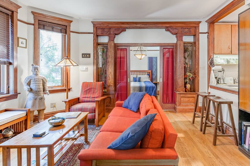 Vintage Apartment in the Heart of the Ukrainian Village Condominiums