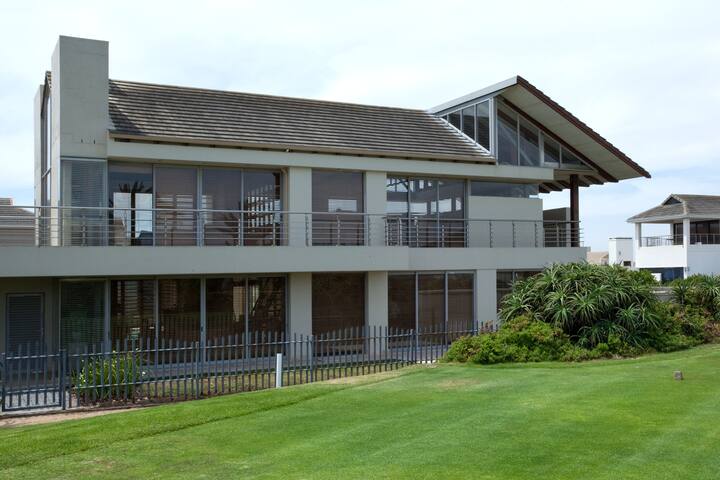 Sunset Links Beach Villa gallery image 2