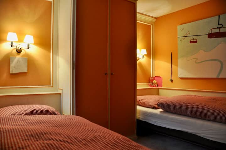 มีเตียงเดี่ยว 2 เตียงในห้องนอน