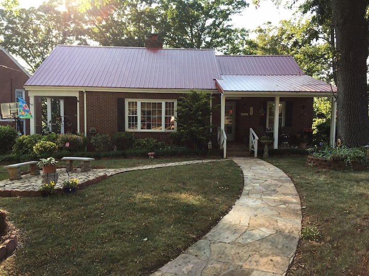 2 bedroom lower level apartment w/private entrance Houses for Rent in