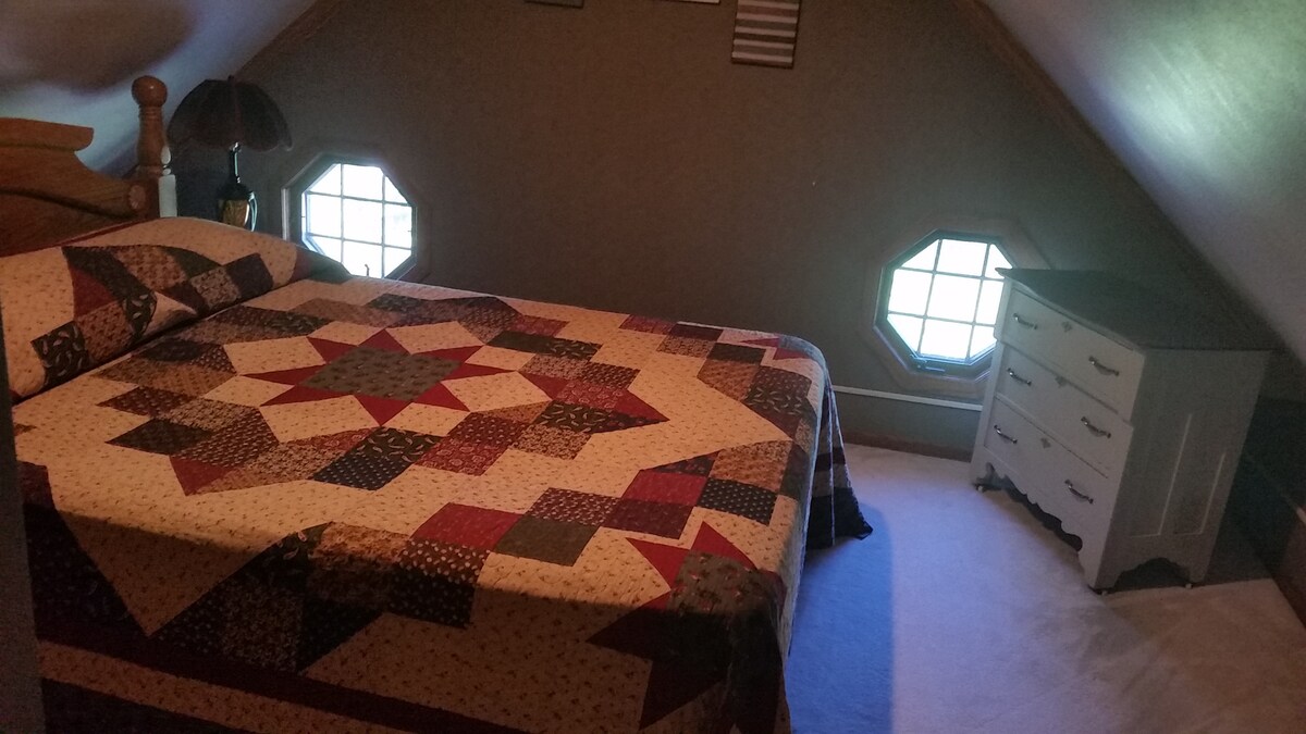 Სხვენი საძინებელი საკუთარი სააბაზანოთი