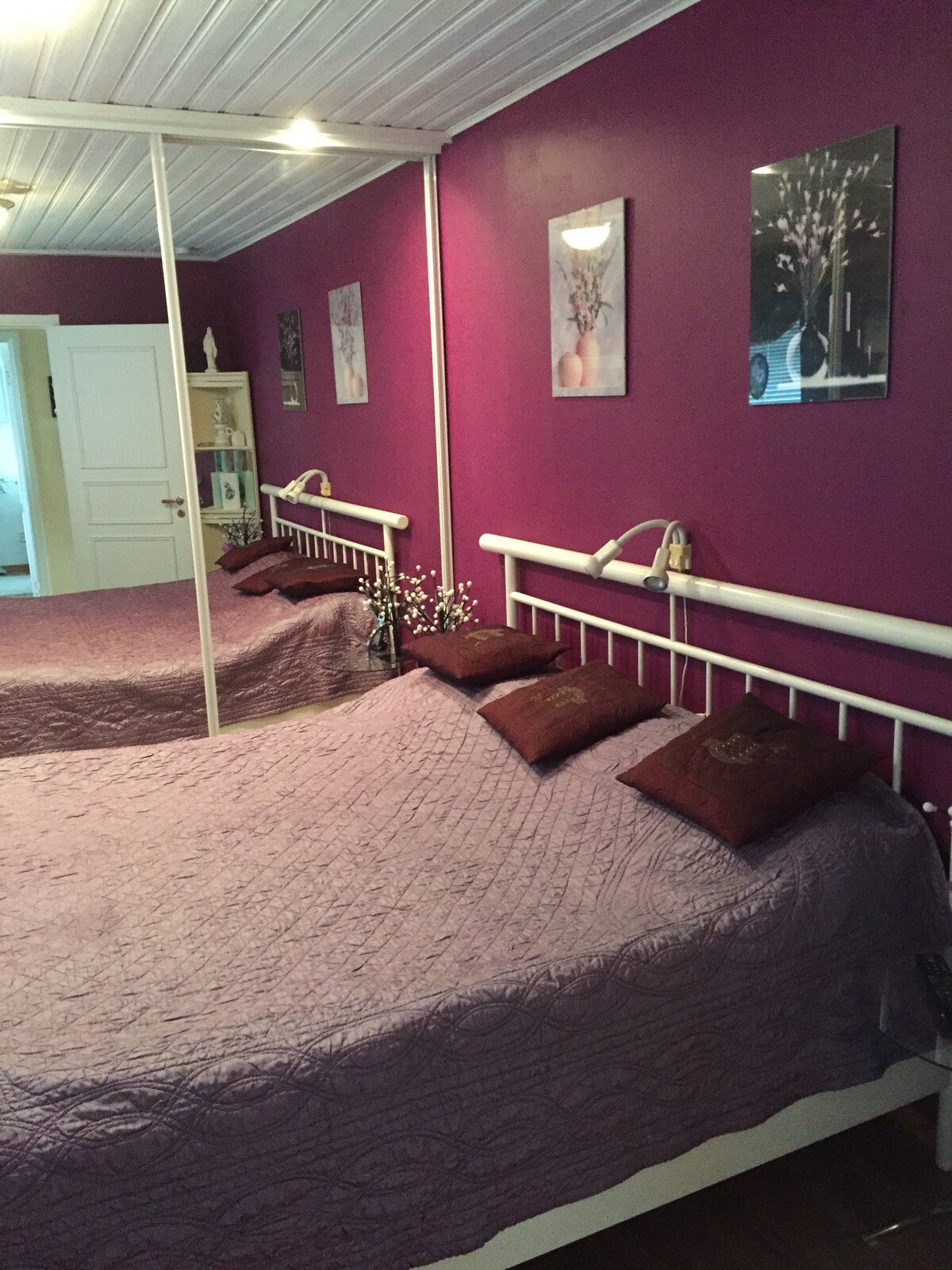 חדרי שינה ליד המיטה