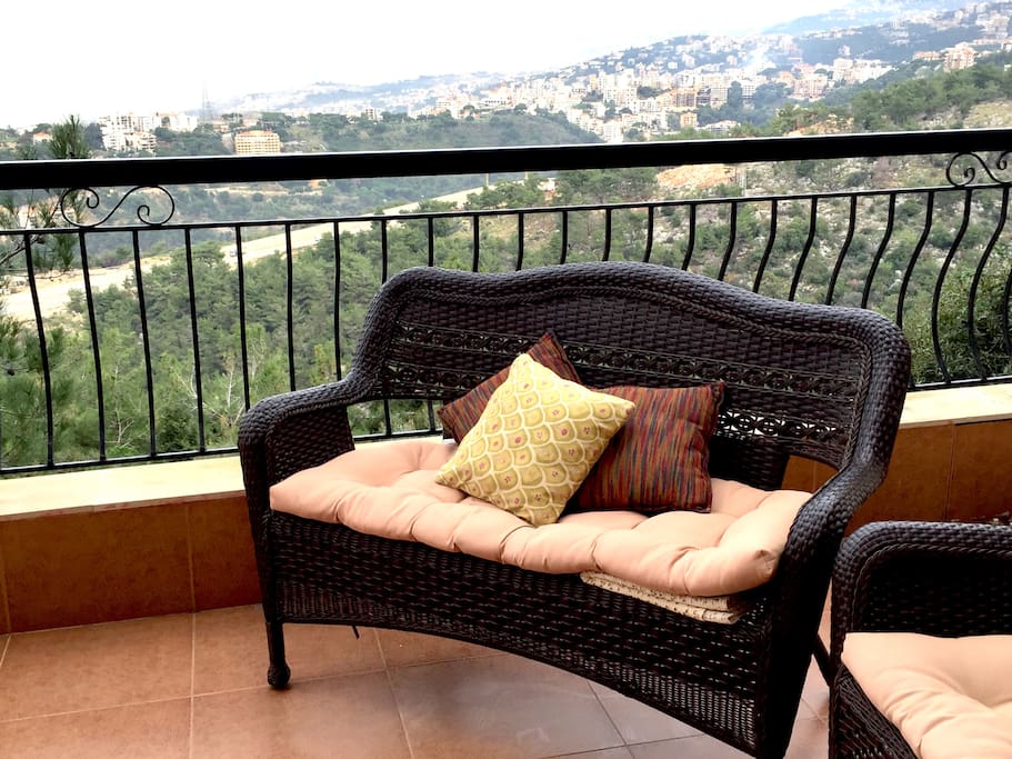 Terrasse équipée (tables et chaises + banquette et fauteuils)