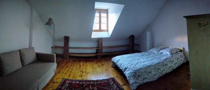 غرفة نوم في الطابق العلوي بسريرين فرديين وسرير أريكة مزدوج لشخص واحد