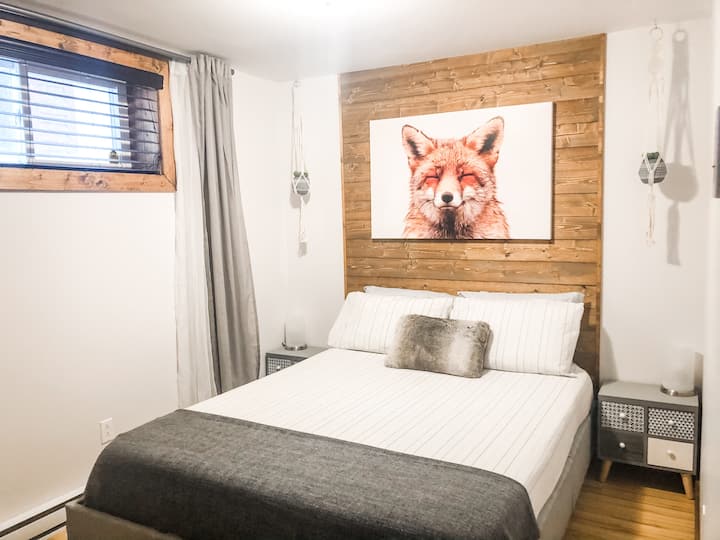 Fox room: on the ground floor, queen bed, memory foam, opposite the raccoon room