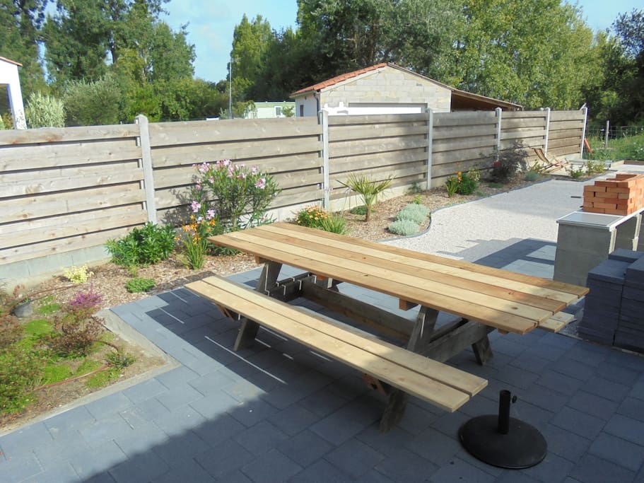 Grande table extérieure