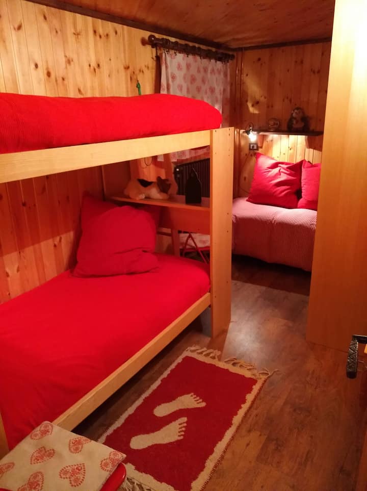 Спалня с двуетажно и единично легло - малка стая с двуетажно легло и единично легло