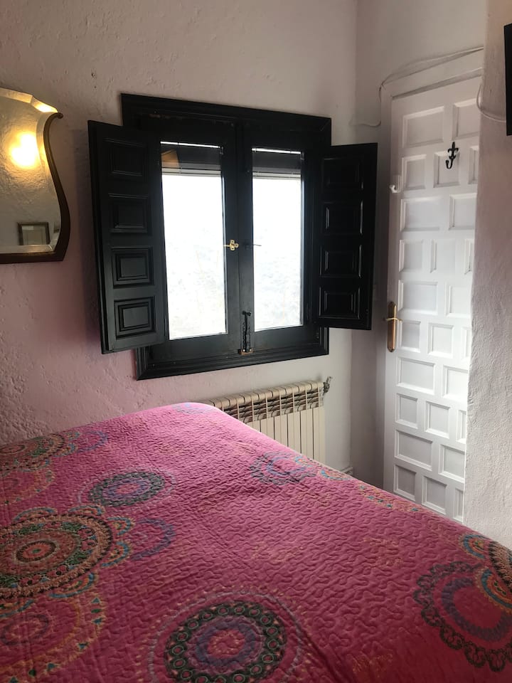 Соба со поглед на планина и приватна бања.