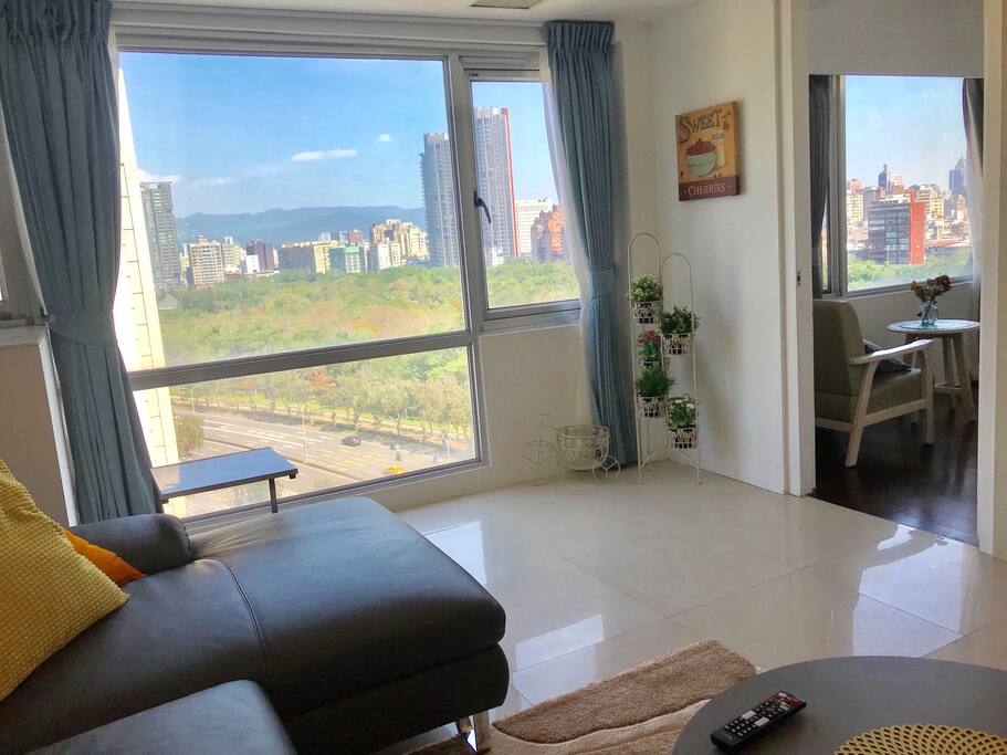 客廳落地窗實景 Great View from the Living Room