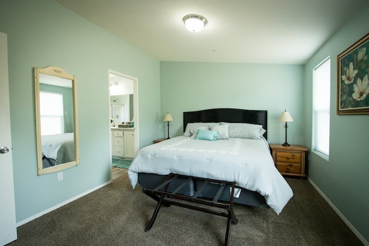 Large Master bedroom, full mirror, luggage rack, night stands and lamps