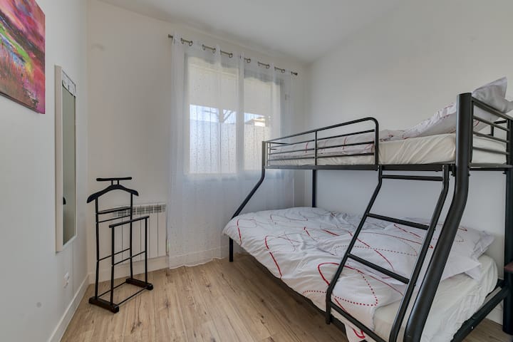 Spálňa 2 s manželskou posteľou v dolnej časti a samostatnou posteľou v hornej časti