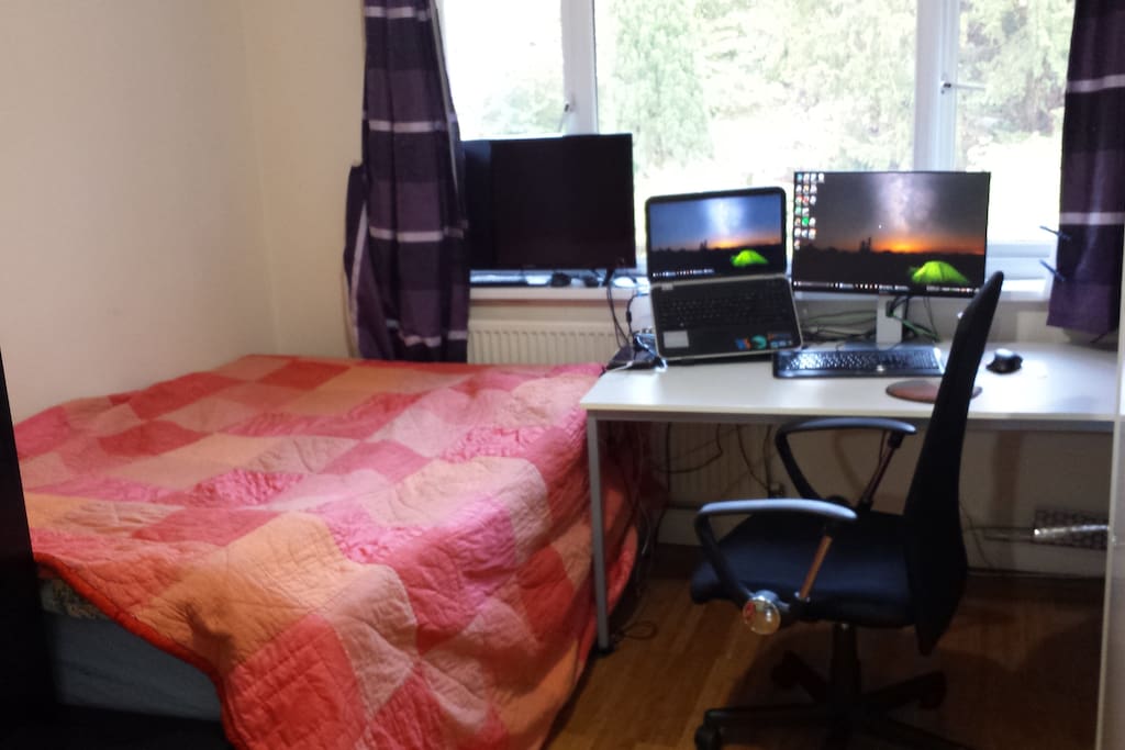 Room #1: The double bed, 32' TV (no antenna) & large desk with 24' Monitor & desk chair