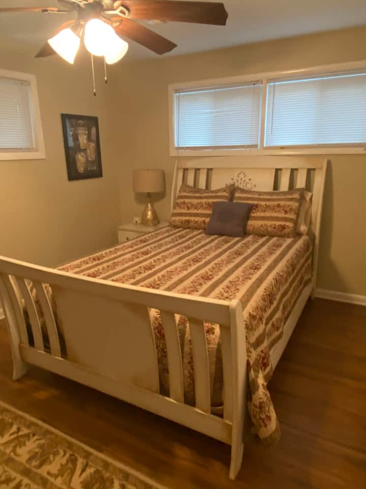 Queen méretű ágy hangtechnikával az ágy mellett.