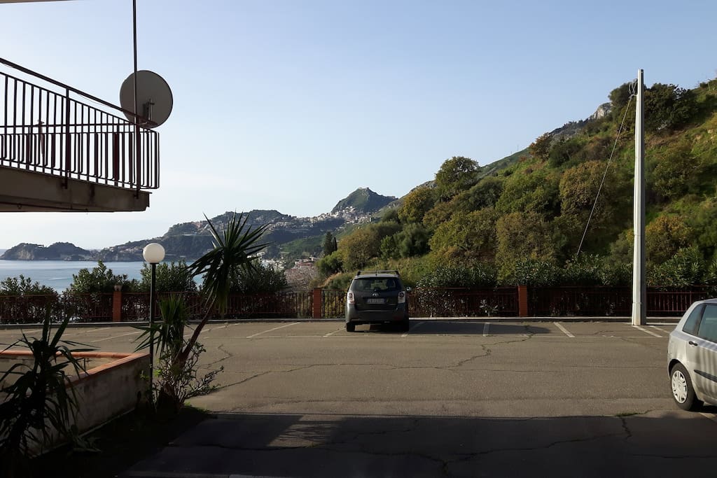 Parcheggio riservato con vista su Taormina