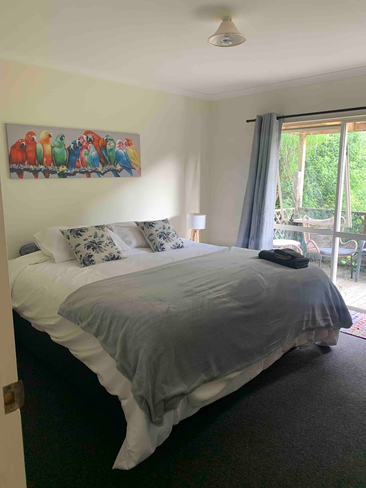 Chumba kikuu cha kulala kilicho na kitanda kikubwa aina ya super king