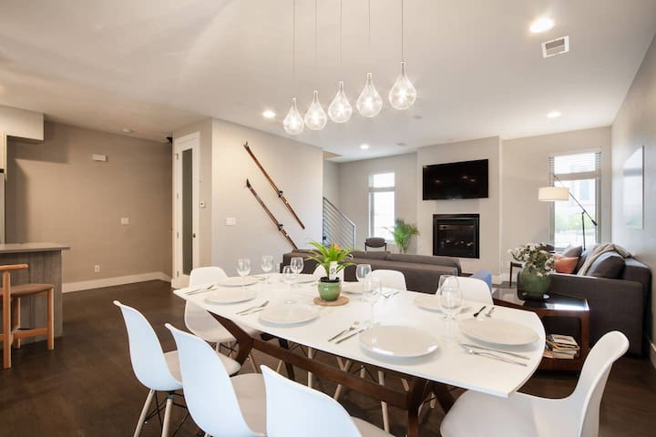 Downtown Wonderland Walk To Convention and Museums