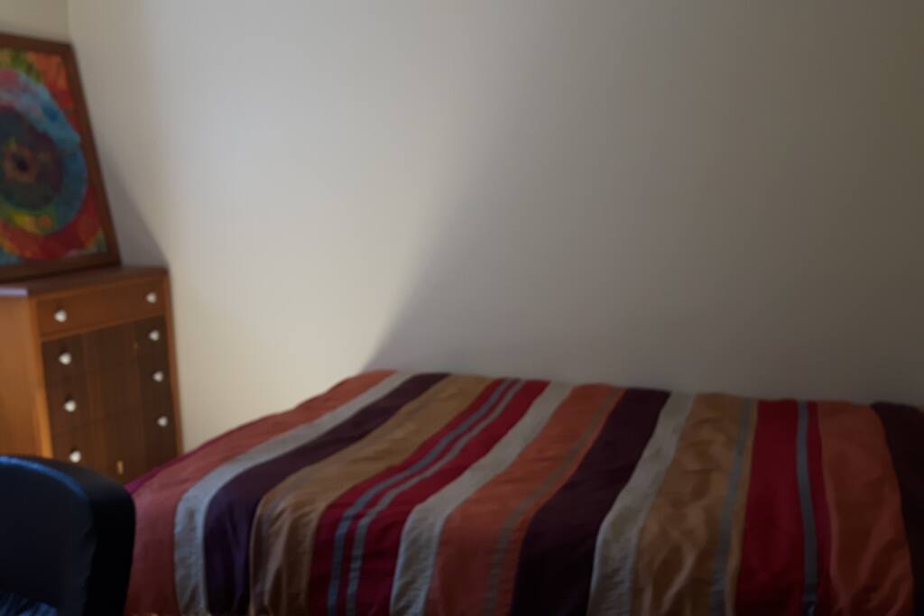 Votre chambre prise 2, avec une oeuvre de Corine!