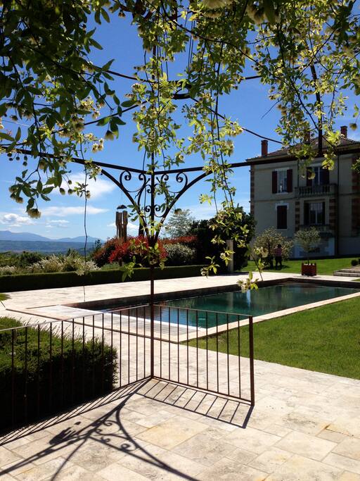 Vue de la pergola au bord de la piscine