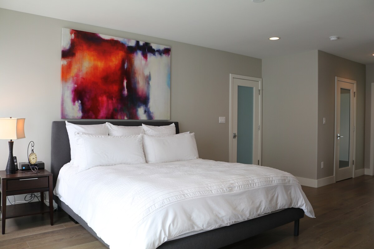 غرفة نوم رئيسية بسرير كاليفورنيا كينج ومدفأة