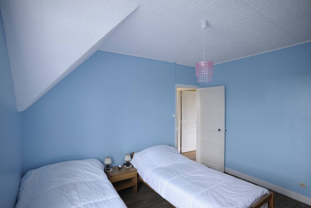 Chambre deux lits doubles à l'étage