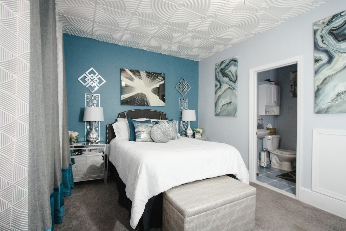 C'est avec plaisir que nous vous souhaitons la bienvenue dans notre appartement ! Découvrez l'hospitalité chaleureuse chez nous.