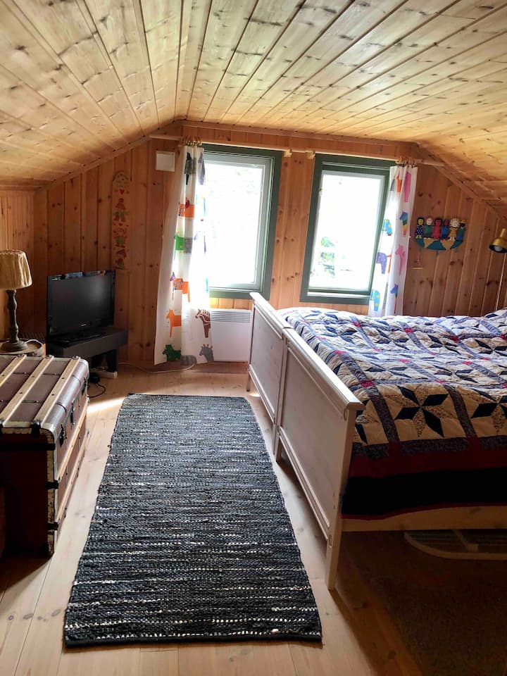 Habitación 2, 2. Piso: loft con 2 camas individuales y una litera con 2 literas(para niños).