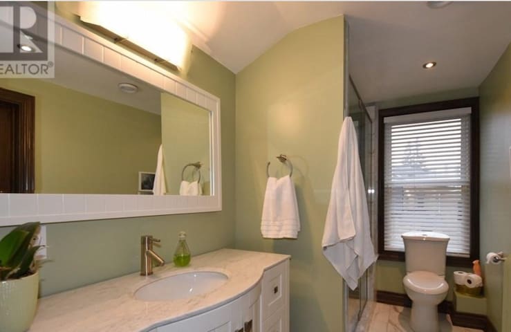 Separated Entrance Entire GuestSuite Central City