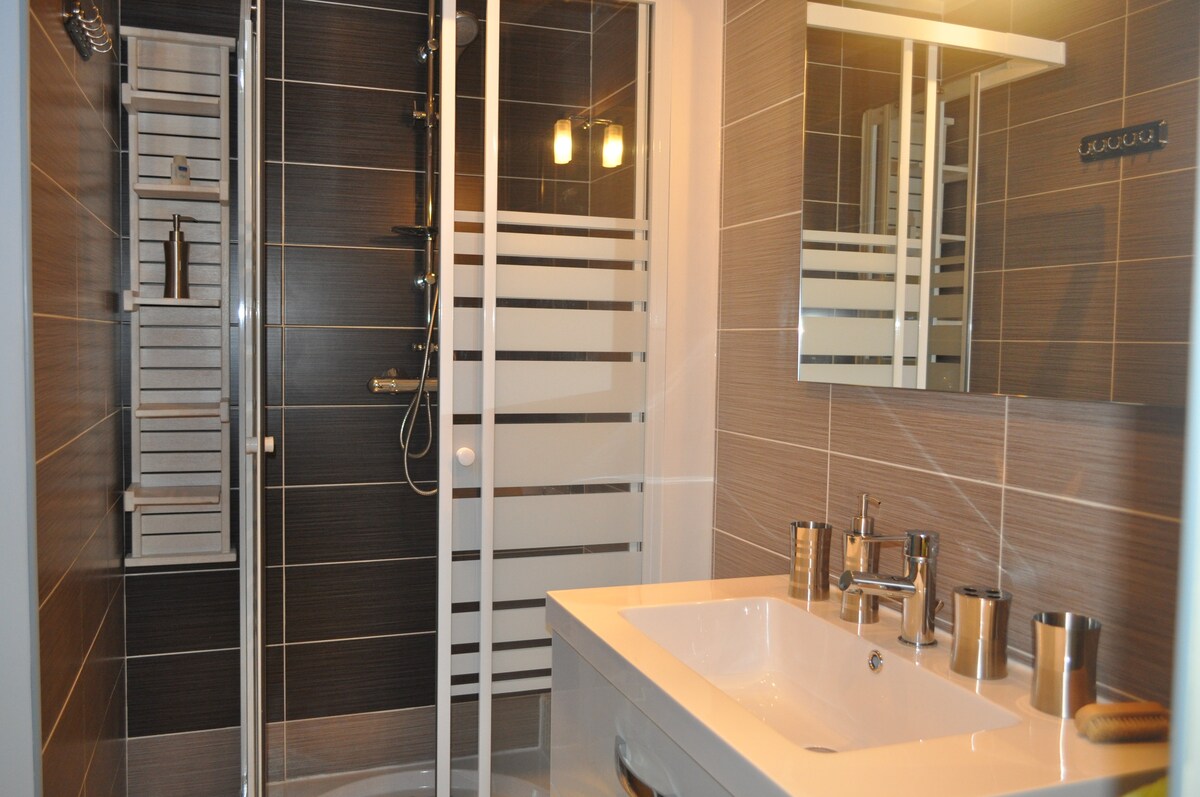 ห้องน้ำชั้น 1 และห้องสุขาที่อยู่ติดกับห้องนอนแรก