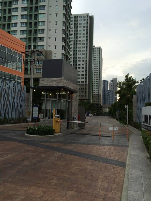 小区大门口