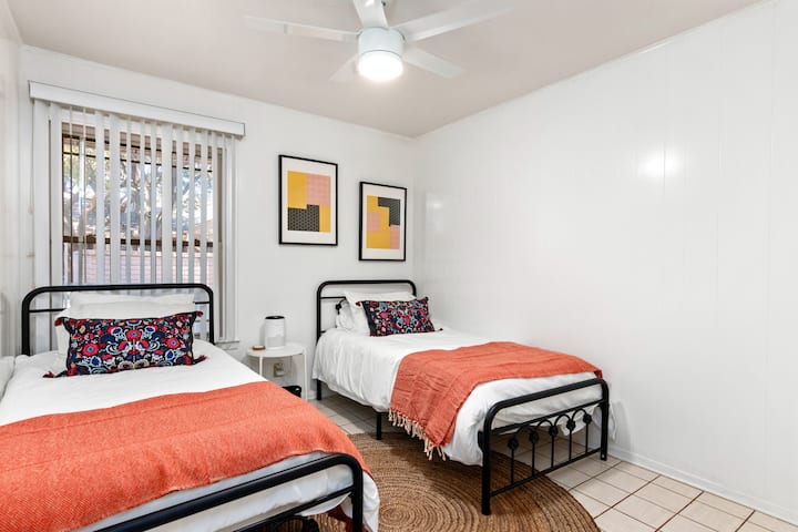 Двокреветниот апартман има два душека Serta Memory Foam. Рамките над креветот содржат оригинална уметност од домаќините!