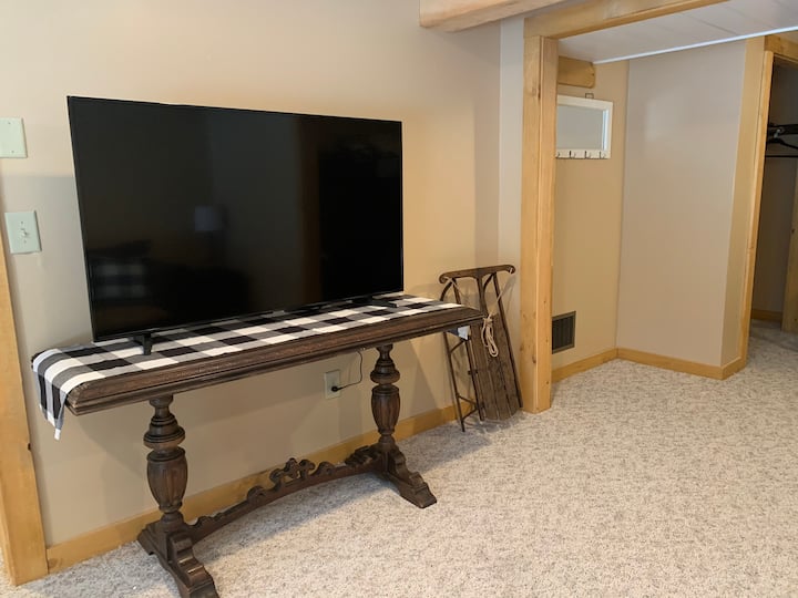 Télévision de la salle familiale de niveau inférieur, entrée superposée à droite