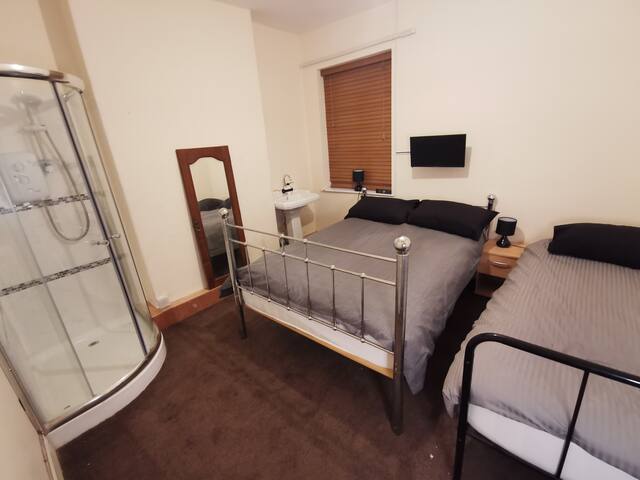 Old Trafford City Centre Events Room 2 sleeps 3