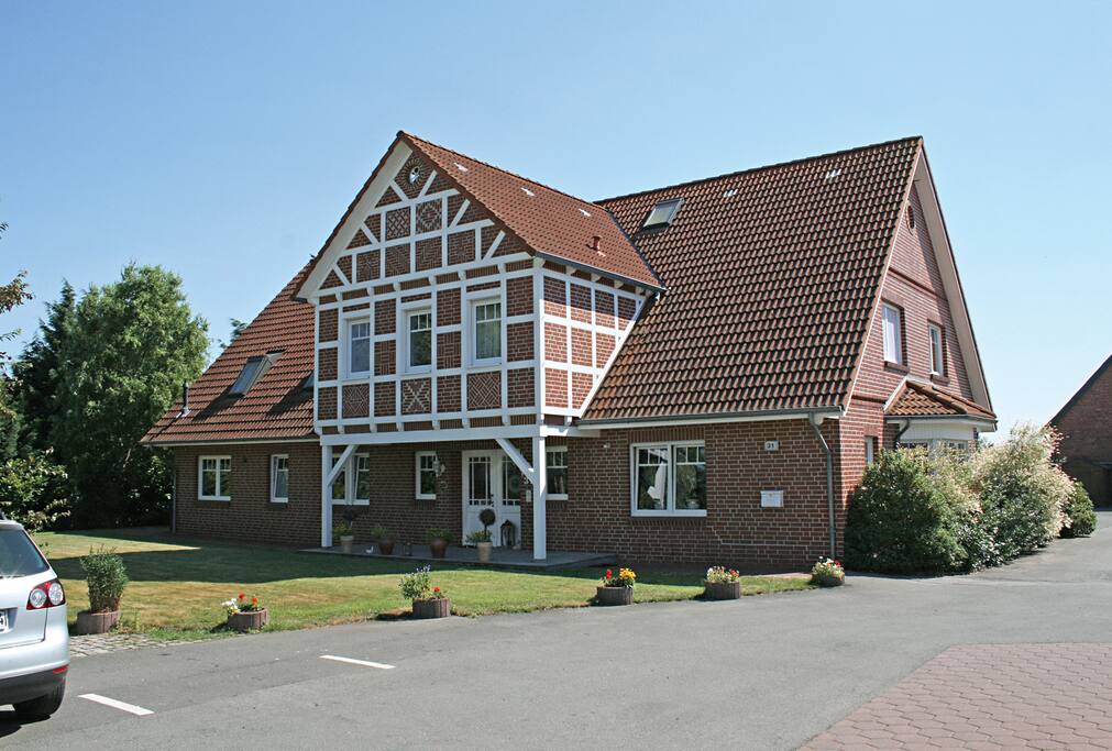 Die Ferienwohnung befindet sich in der linken Haushälfte