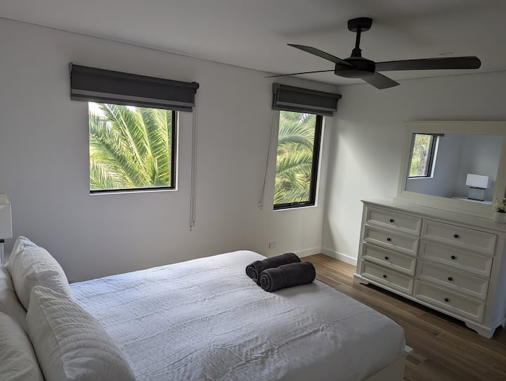 ห้องนอนควีนไซส์ชั้นบนพร้อมห้องน้ำในตัว 