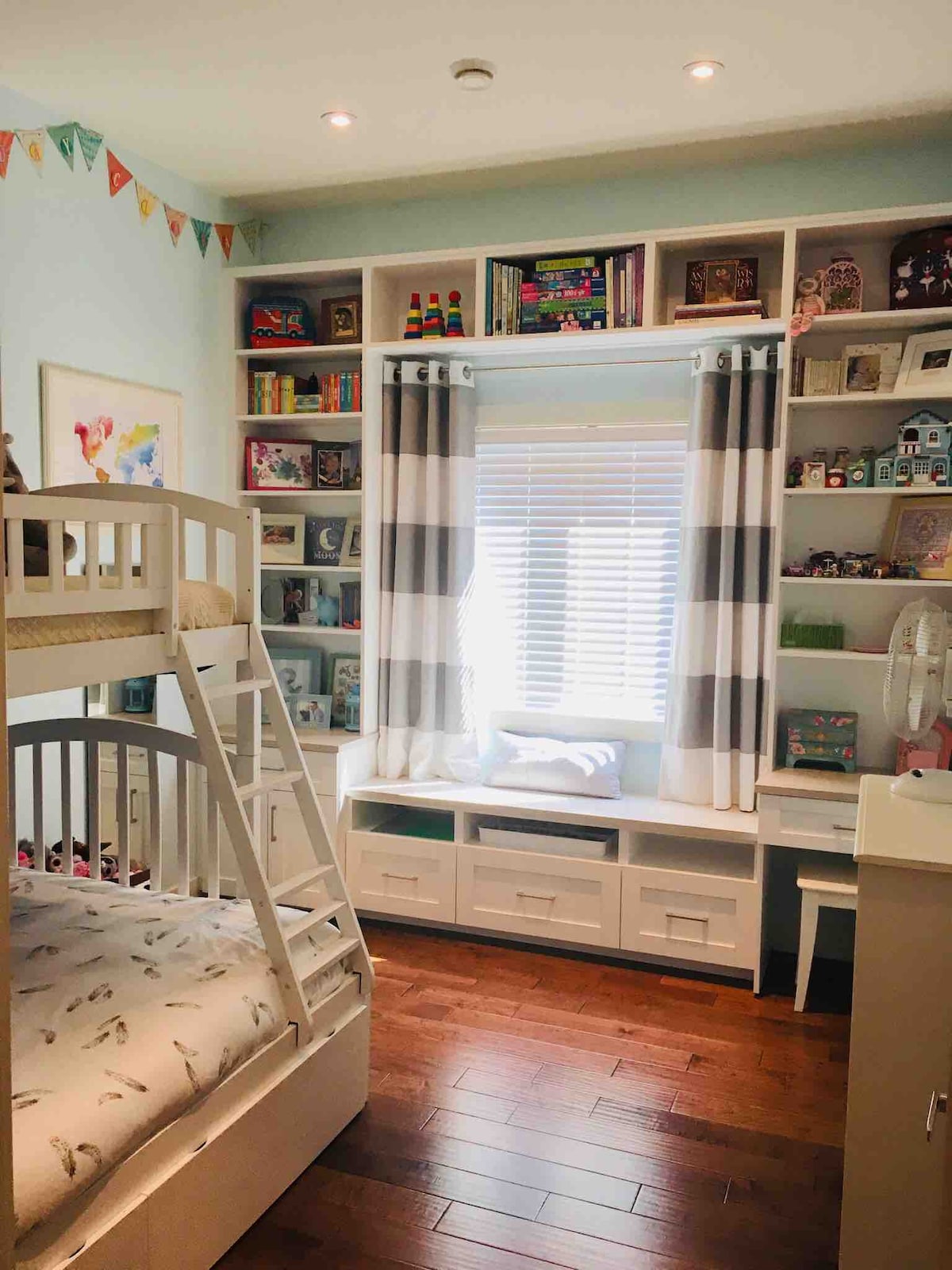 Detská izba. Poschodové postele s manželskou posteľou na dne, jednolôžko na vrchu