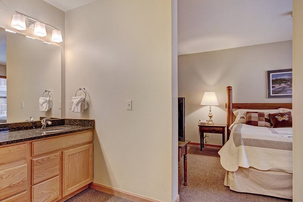 This condo is the perfect unit for couples or solo travellers!