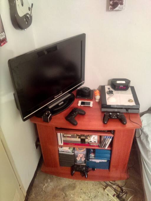 Dispondrán en la habitación de TV por cable, WiFi gratuito, reproductor de Ipod, Ps4 para su distracción, Netflix y Bluray.