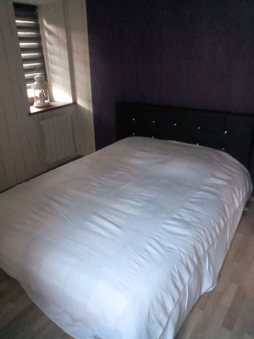 Chambre avec lit 2 places,armoire, cintres