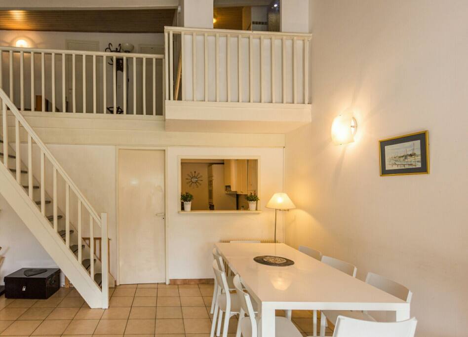 Salle à manger .la cuisine au fond