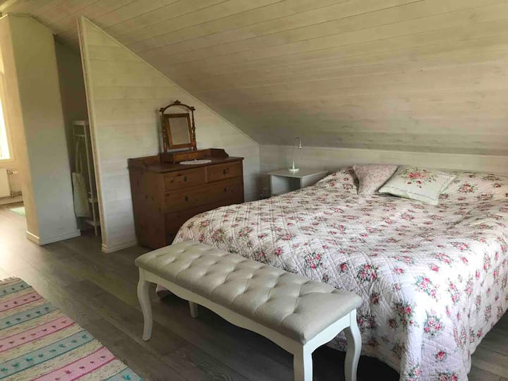 Საძინებელი ორადგილიანი და 2 ერთადგილიანი საწოლით