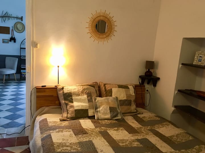Dormitorio con cama de 160 x 200 cm, lavabo y armario grande. Antigua puerta francesa con vistas al jardín.