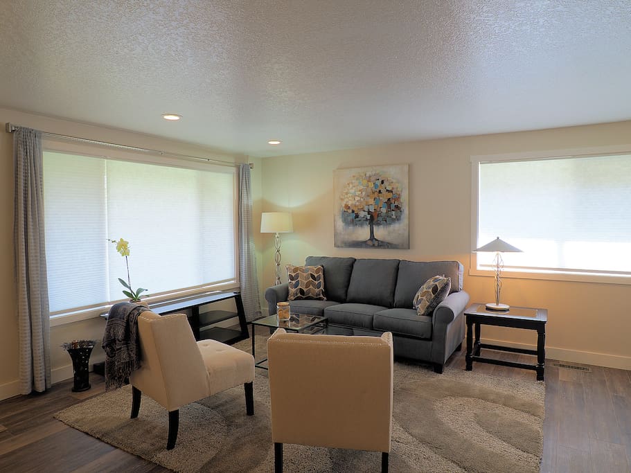Open and airy common space; great natural light (big windows)