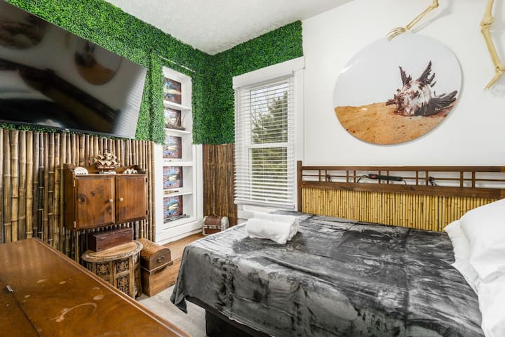 Chumba cha kulala cha nyuma kina kitanda pacha mahiri/kinachoweza kurekebishwa na televisheni janja kubwa ya 4k.