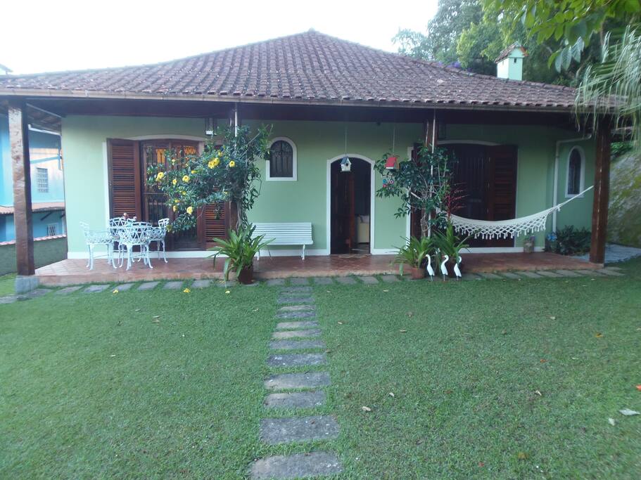 Frente da Casa na Varanda: Rede, Banco, Mesa e Cadeiras