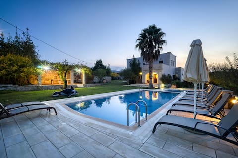 Villa Melitta elegant villa with huge garden &pool