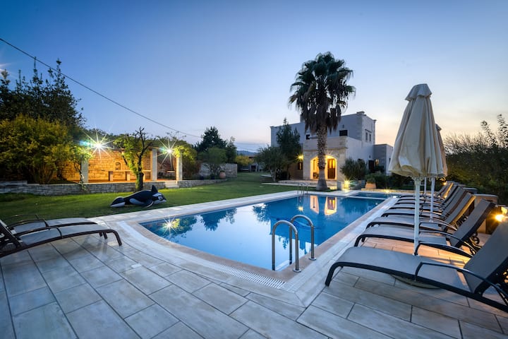 Villa Melitta élégante villa avec immense jardin etpiscine - Villas à louer  à Rethimnon, Crete/Rethymnon/Mylopotamos/Melidoni, Grèce - Airbnb