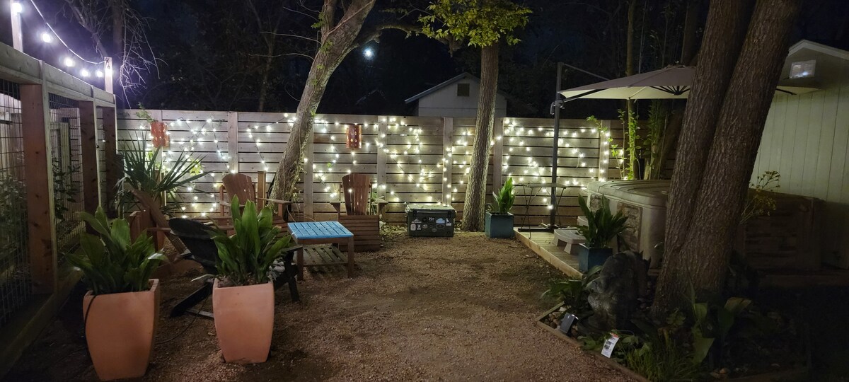 Awesome Austin Bungalow + Hot Tub/Peloton/Coffee!