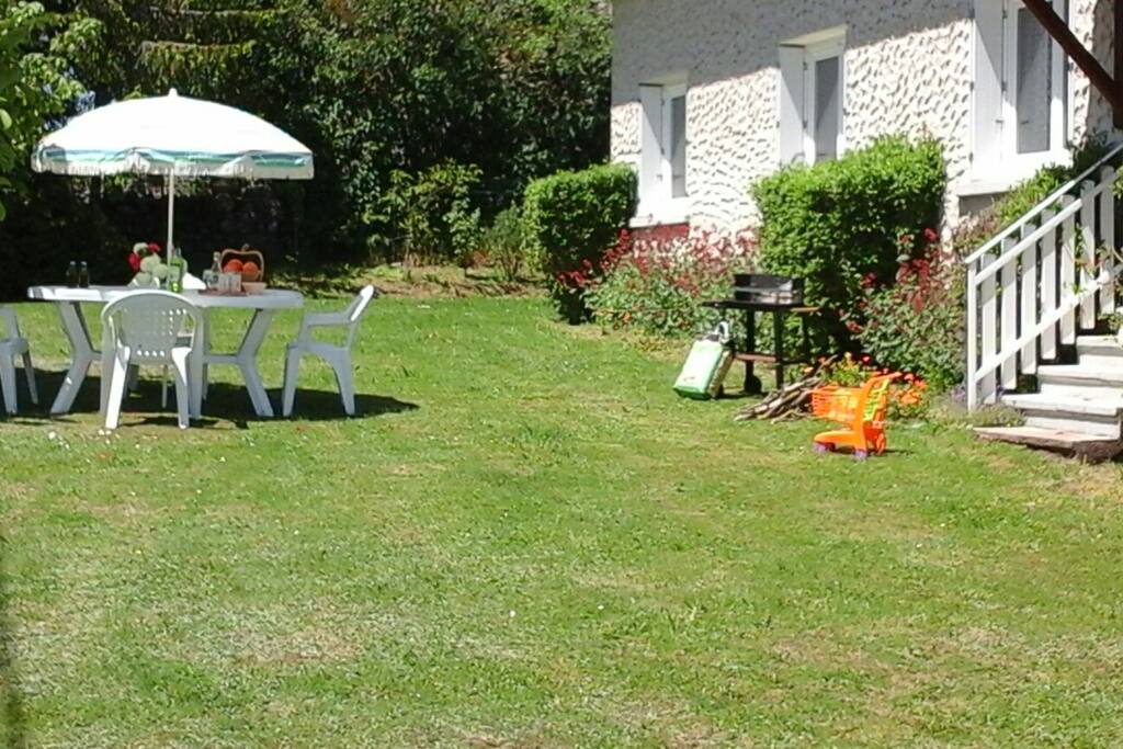Table et chaises de jardin pour déjeuner au calme. Au soleil ou à l'ombre selon votre convenance.