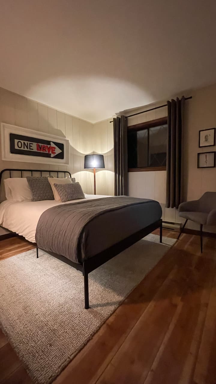 Main floor Queen sized bed