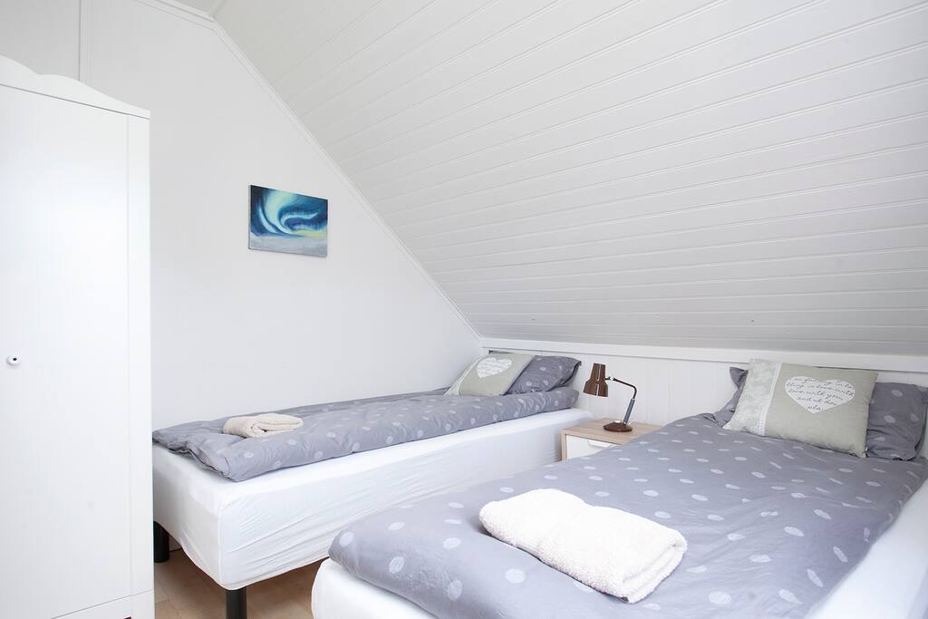 Bedroom - 2 single beds